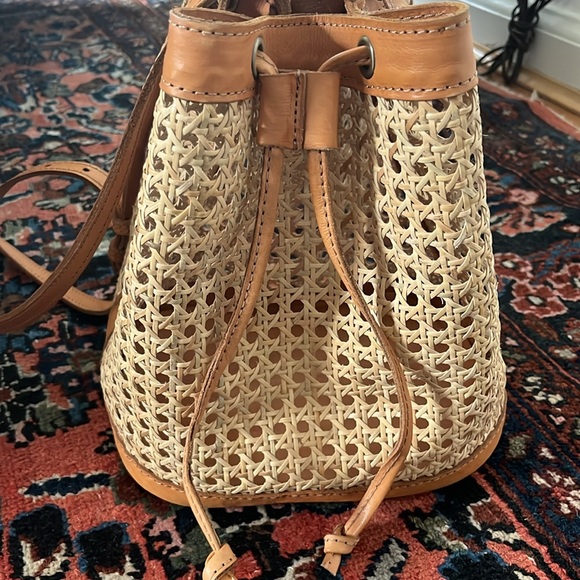 Elegant Tan Woven Crossbody Bag - Picture 3 of 6
